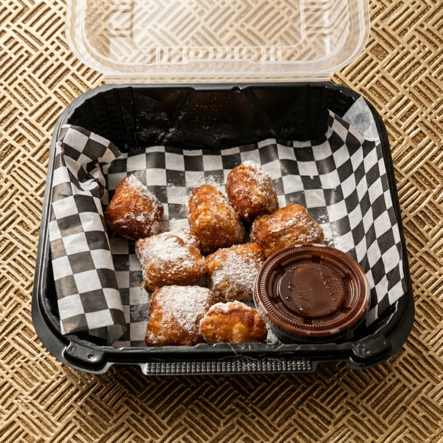 Beignet Bites - 8 Pc w/1 Dipping Sauce.